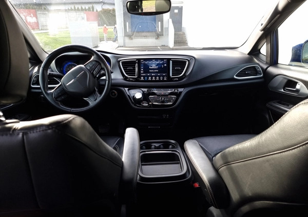 Chrysler Pacifica cena 114900 przebieg: 68000, rok produkcji 2020 z Tarnów małe 211